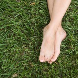 5 remèdes populaires simples pour les pieds transpirants pieds