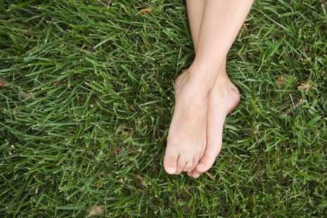 5 remèdes populaires simples pour les pieds transpirants pieds